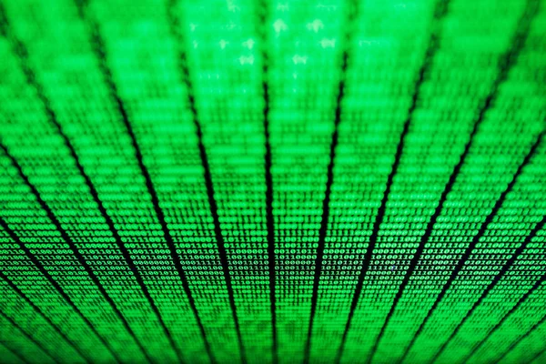 Экран, заполненный зелеными строками двоичного кода — стоковое фото