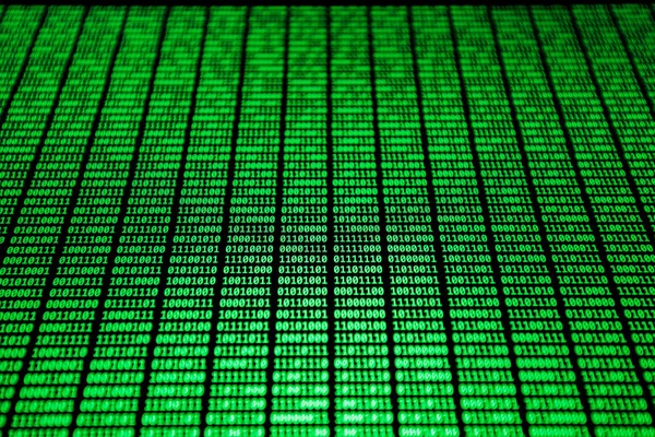 Экран, заполненный зелеными строками двоичного кода — стоковое фото
