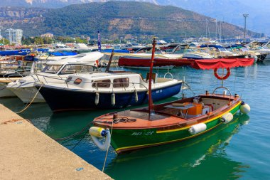 Budva, Karadağ Harbor renkli tekneler