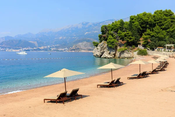 Şezlong Karadağ'daki lüks kumlu sahilde Deniz Manzaralı