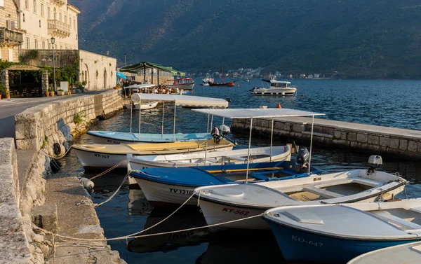 Perast, Karadağ limandaki tekneler — Stok fotoğraf