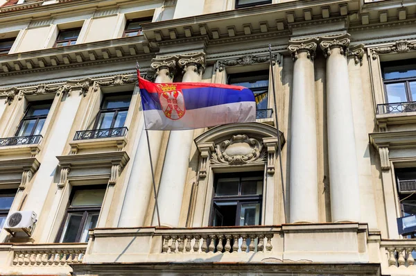 Bandiera nazionale serba sull'edificio governativo nel centro storico di Belgrado, Serbia — Foto Stock