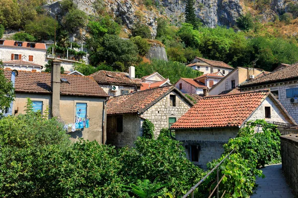 Kotor, Karadağ tarihi merkezinde eski evlerin çatıları — Stok fotoğraf