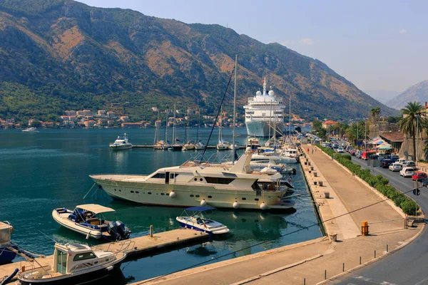 Jachtok a töltésen Kotor városa, Montenegró - 2017 augusztus: — Stock Fotó