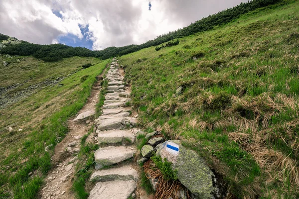 Πεζοπορική διαδρομή βραχώδεις στα βουνά Τάτρα επισημανθεί ως μπλε — Φωτογραφία Αρχείου