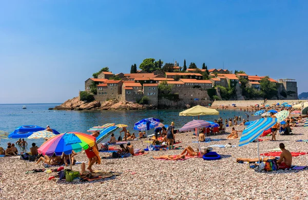 İnsanlar zevk Güneş üzerinde plaj, Sveti Stefan Karadağ - Ağustos 2017 — Stok fotoğraf