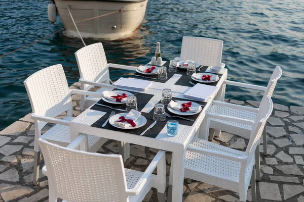 Restoran deniz kıyısında - Perast, Karadağ