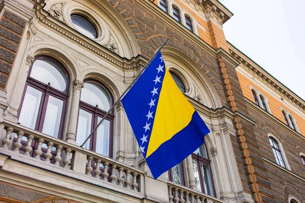 Bandeira bósnia no edifício administrativo em Sarajevo, Bósnia e Herzegovina — Fotografia de Stock