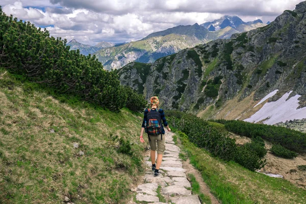 Tatra Dağları, Polonya kayalık yolda trekking sırt çantası ile kız