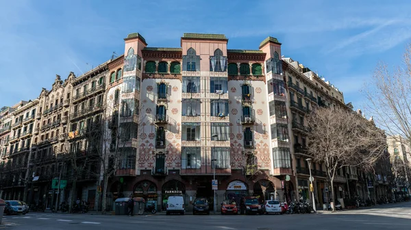 Edifício histórico no centro da cidade de Barcelona, Espanha - fevereiro de 2017 — Fotografia de Stock