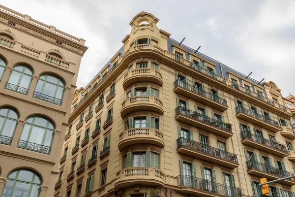 Fachada do edifício histórico no centro da cidade de Barcelona, Espanha — Fotografia de Stock