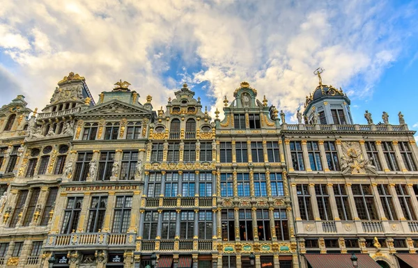 Фасадах історичних будівель на площі Гран-Плас - Брюссель, Бельгія - Червень 2017 — стокове фото