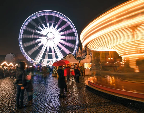 Carrousel en een reuzenrad op kerstmarkt in Gdansk, Polen - Decmber 2016 — Stockfoto