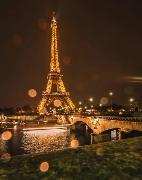 Tour Eiffel la nuit à Paris, France - Novembre 2016 — Photo