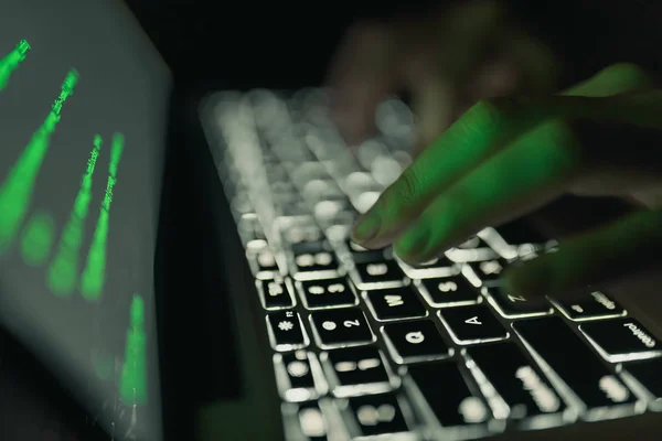 サイバー犯罪概念: 暗闇の中でノート パソコンをハッキング人の手 — ストック写真