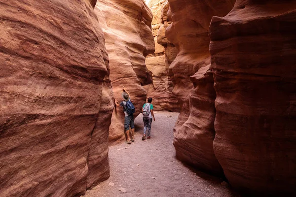 Coppia di turisti che esplorano il Red Canyon vicino a Eilat, Israele — Foto Stock