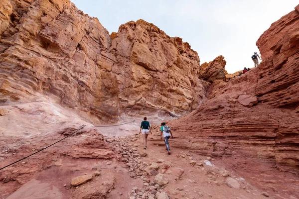 Yakın Red Canyon hiking turist: Eilat, İsrail — Stok fotoğraf