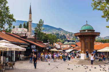 İnsanlara Bascarsija'da Sebilj ahşap çeşme eski şehir Saraybosna, sermaye city Bosna-Hersek - Ağustos 2017 ile kare