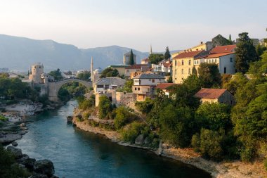 Bosna ve Hersek'teki Mostar Köprüsü'nün görünümü