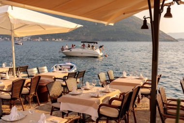Karadağ'daki eğlence. Yat ve plaj restoran Kotor günbatımı ışığı