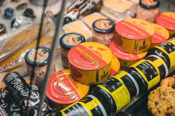 Göteborg / İsveç - Ocak 2018: konserve Surstromming süpermarket raf,