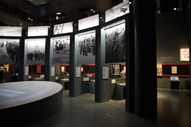 İkinci Dünya Savaşı II Gdansk, Polonya - Aralık 2017 Müzesindeki sergi gözlemleyerek insanlar