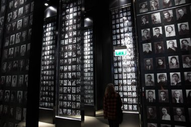 Gdansk, Polonya - Aralık 2017 İkinci Dünya Savaşı Müzesi sergi potraits gözlemleyerek kadın