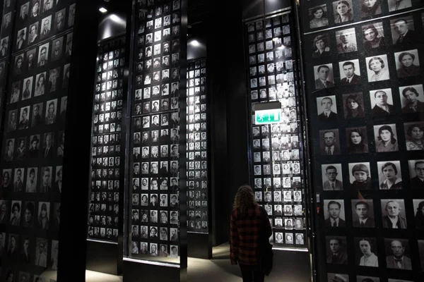 Žena Pozoruje Potraits Výstavě Muzeu Druhé Světové Války Gdaňsku Polsko — Stock fotografie