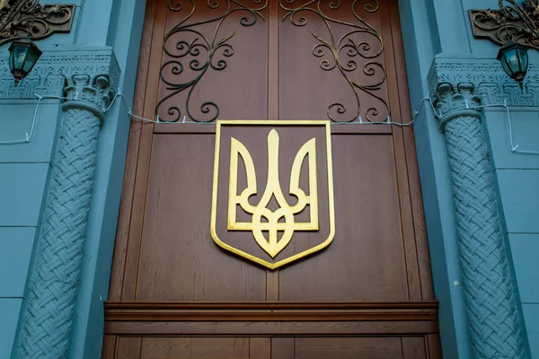 Ουκρανικά Εθνόσημο Στο Πόρτες Του Εθνικού Ιστορικού Μουσείου Στο Κίεβο — Φωτογραφία Αρχείου
