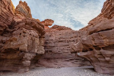 Tuhaf kaya oluşumları Red Canyon turistik İsrail'den
