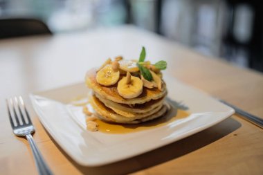 Tatlı krep muz ve fındık ile Kahvaltı Servisi