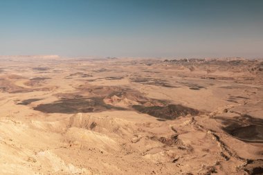 Manzaralı Ramon kraterde Negev Çölü İsrail (Makhtesh Ramon)