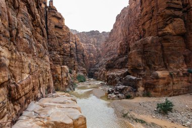 Kış mevsiminde Ürdün 'deki Wadi Al Mujib rezervi ve kanyonunun girişi.