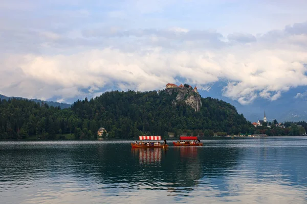 Slovenya Bled Gölü Ndeki Pletna Teknesinde Turistler — Stok fotoğraf