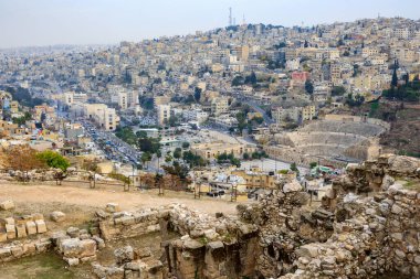 Kale 'deki antik kalıntılar ve Ürdün' ün Amman kentindeki Roma Tiyatrosu manzarası.