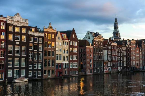 Smalle Nederlandse Huizen Amsterdam — Stockfoto