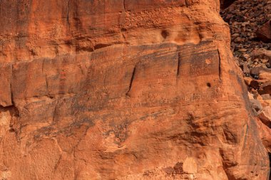 Wadi Rum 'un taşları ve yazıtları.