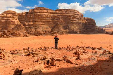 Wadi Rum Çölü Ulusal Parkı 'nda fotoğraf çeken turist, Ürdün
