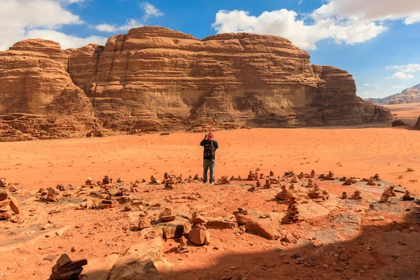 องเท ยวถ ายร ปในอ ทยานแห งชาต ทะเลทราย Wadi Rum จอร — ภาพถ่ายสต็อก