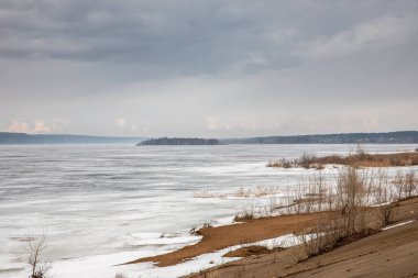 Büyük Kama Nehri 'ndeki kara bahar buzu, adalar ve kıyı bitkileri.