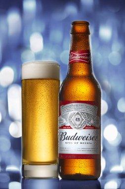 Bangkok, Tayland - 28 Mayıs 2018: Bir şişe Budweiser birası ve bir bardak bira