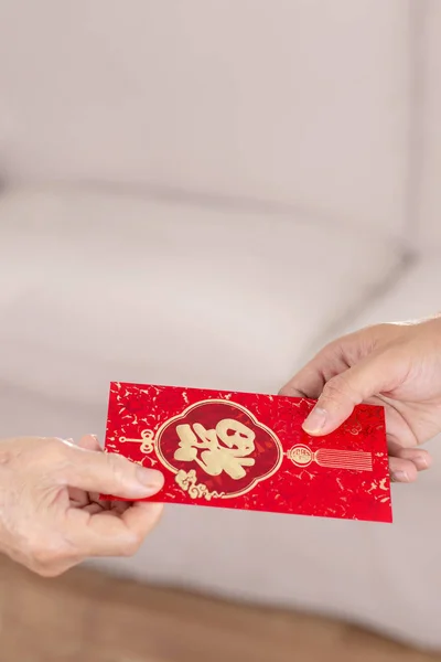 Ang Pao 'ya bir parça El ve kırmızı zarf ver..