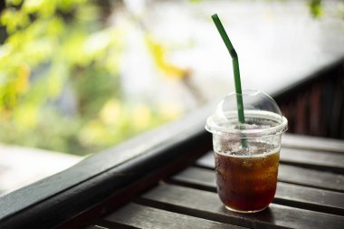 Plastik kahve fincanları ve plastik pipetler, buzlu kahve.