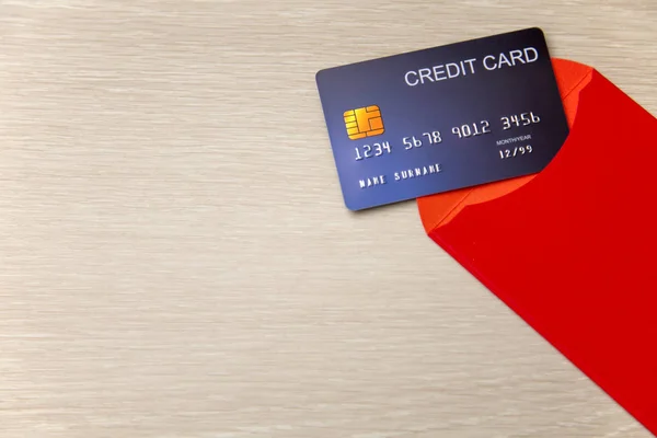 Cartão de crédito e envelope vermelho Fundo ou espaço para texto . — Fotografia de Stock
