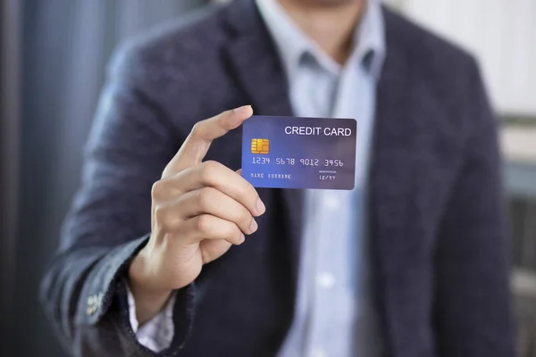 Homem mão segurando cartão de crédito desgaste terno jaqueta — Fotografia de Stock
