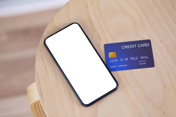 Credit card and Smartphone Blank screen with clipping path on wo — Stock Photo, Image