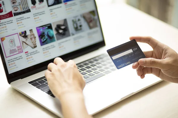 Laptop Çevrimiçi Alışveriş Ödeme Seçeneği Kredi Kartı Kullanımı Başarılı