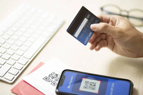 Usando Smartphone OR Code Scanning para billetera digital de facturas o cre — Foto de Stock