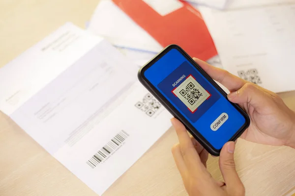 Usando Smartphone OU Code Scanning para fatura carteira digital ou cre — Fotografia de Stock