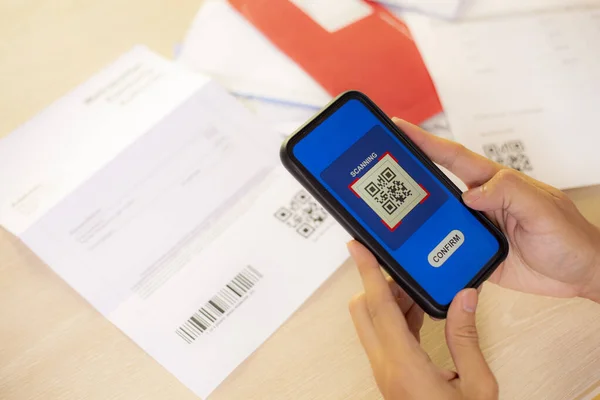 請求書デジタル財布またはクレアのためのスマートフォンまたはコードスキャンの使用 — ストック写真